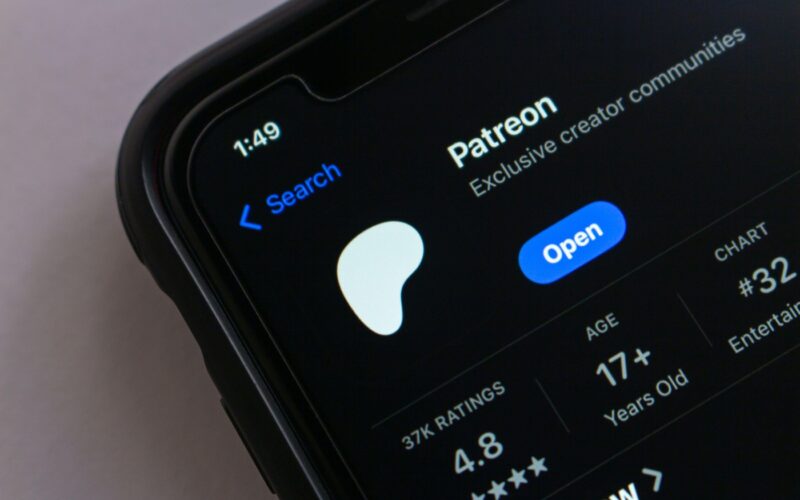 Sigla Patreon pe ecranul unui telefon